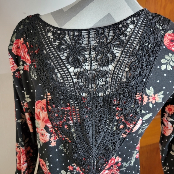 Womans no boundaries Floral and Black Knit top Tie front Lace Back Size Small - Picture 4 of 13